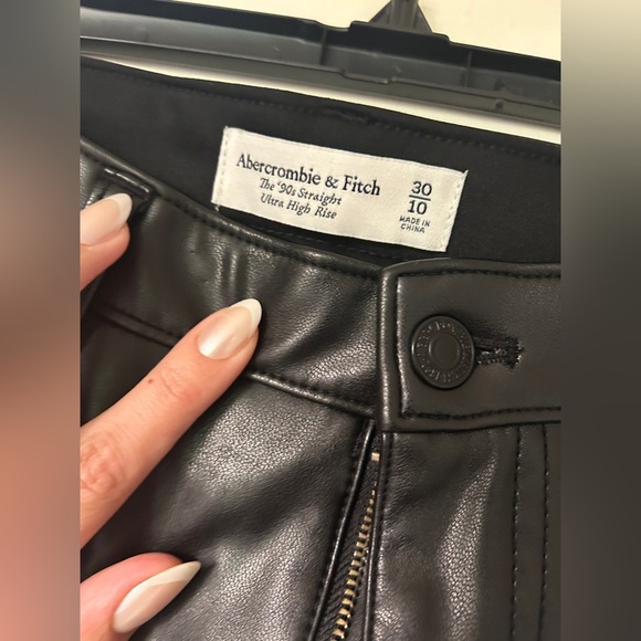 Abercrombie & Fitch Vegan Leather 90’s Straight Leg Ultra High Rise - Picture 10 of 13